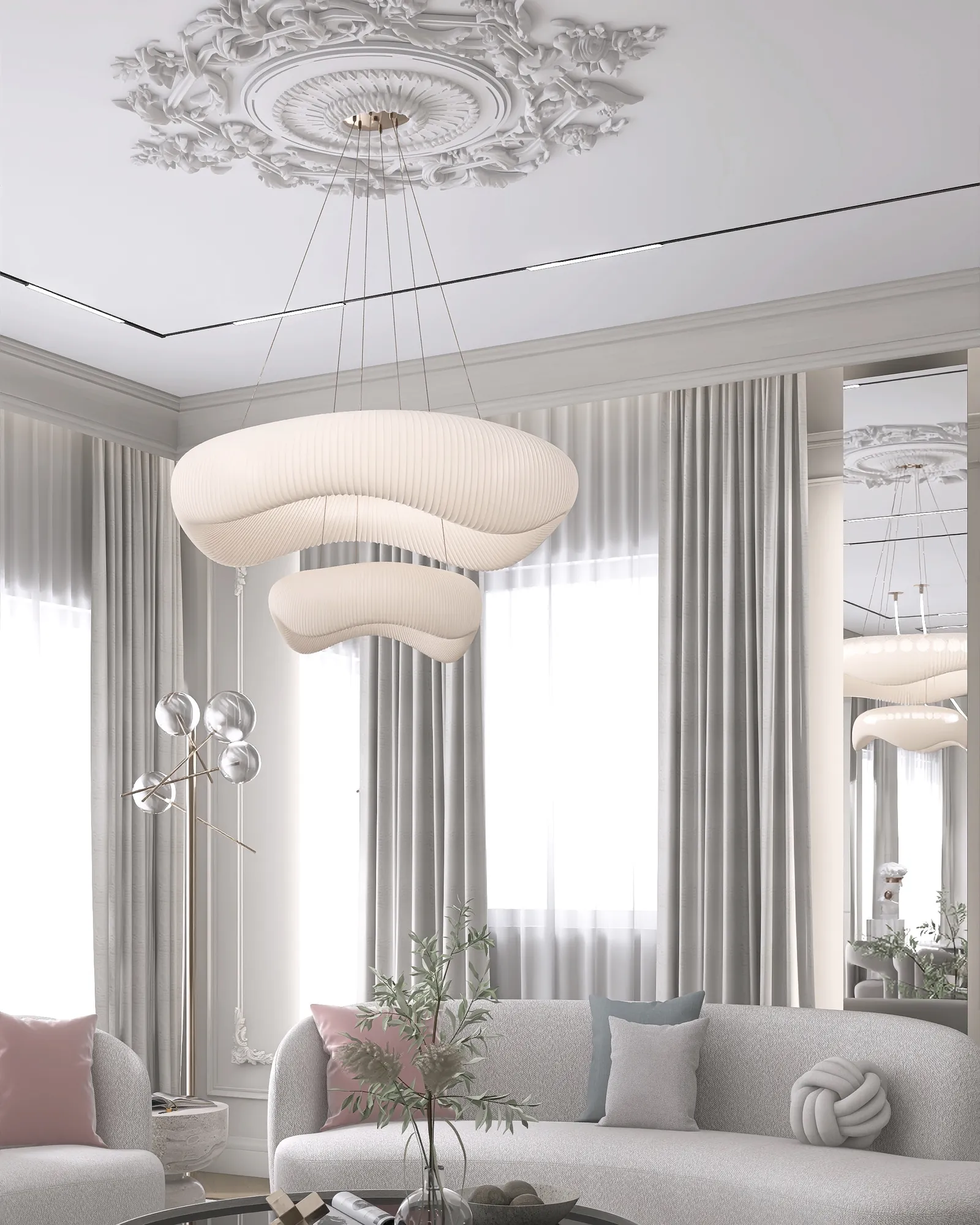 Pariser Wohnung, florale Deckenrosette und Wandstuck im Wohnzimmer, darunter die Pendelleuchte über dem runden Couchtisch