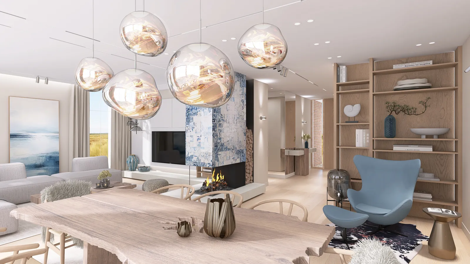 Ferienhaus Sylt, Esstisch unter Glasleuchten, dahinter Kamin und Lesesessel