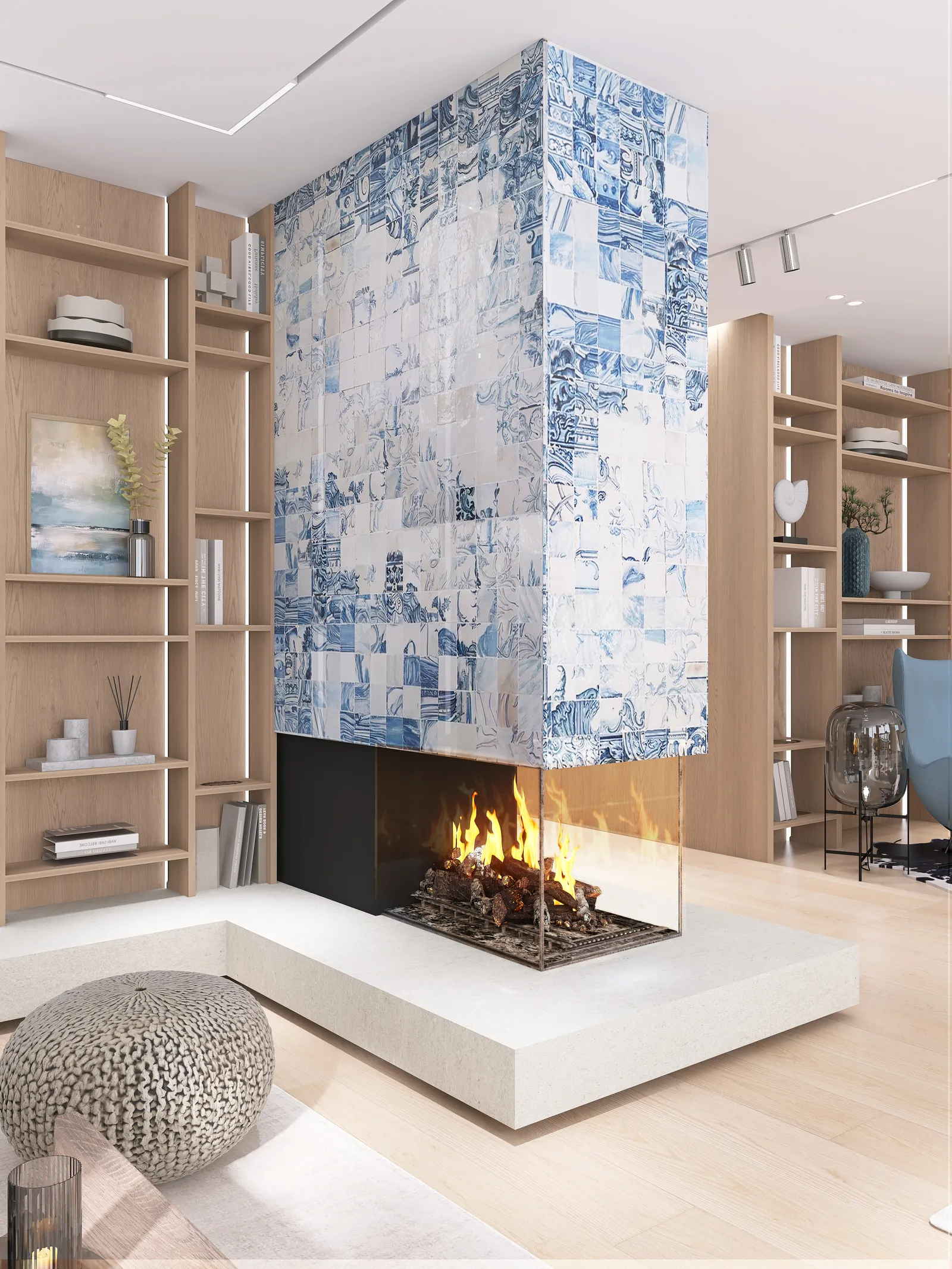 Ferienhaus Sylt, Kamin mit blau-weißer Fliesenwand und Holzlege
